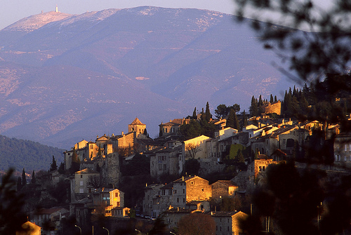 La ciudad provenzal de Vaison la Romaine situada en una colina, con el Mont Ventoux al fondo. Foto de manon en provence, Flickr.