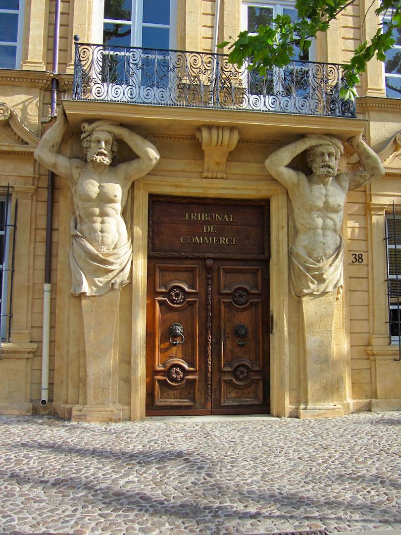 En la avenida principal, le cours Mirabeau