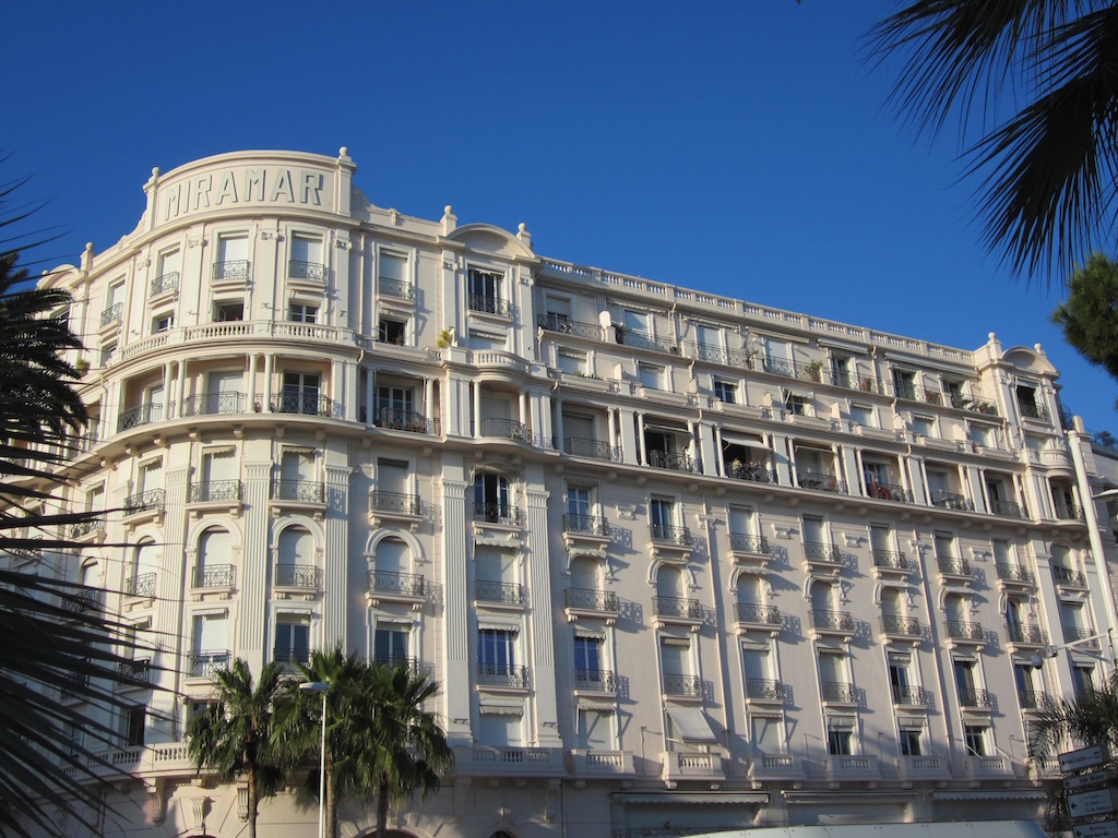 Los espléndidos hoteles que pueden ver a lo largo del paseo marítimo de la Croisette en Cannes. © María Calvo. 